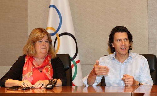 린드베리 IOC 조정위원장(왼쪽)과 두비 IOC 수석국장