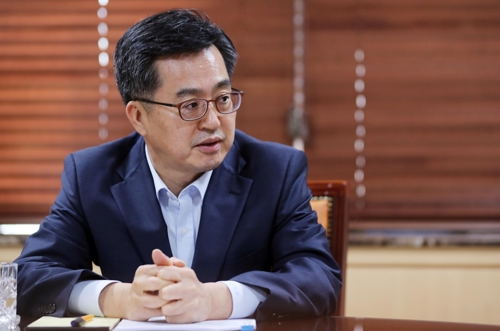 인터뷰하는 김동연 부총리