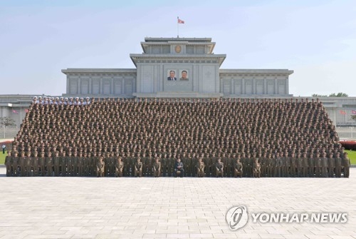 기념촬영 하는 북한 김정은 위원장
