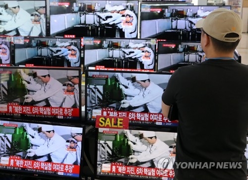 북한 핵실험 추정 인공지진 감지(서울=연합뉴스) 최재구 기자 = 함경북도 길주군 풍계리 일대에서 북한의 제6차 핵실험으로 추정되는 인공지진이 발생한 3일 서울 용산전자상가에서 시민이 관련 뉴스를 시청하고 있다. 2017.9.3jjaeck9@yna.co.kr