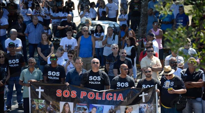 리우 경찰과 가족, 시민단체 회원들이 'SOS 폴리스'라고 적힌 플래카드를 들고 폭력 반대 시위를 벌이고 있다. [국영 뉴스통신 아젠시아 브라질]