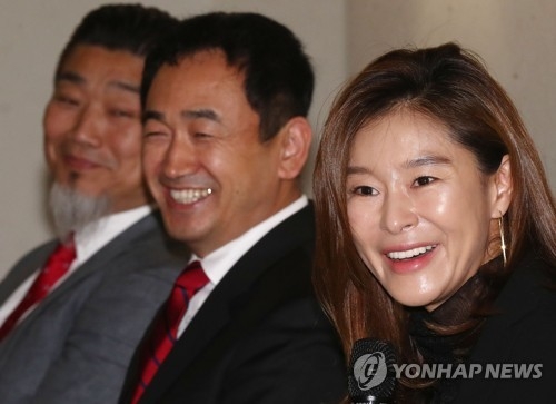 대한민국무용대상 28일 개막(서울=연합뉴스) 이재희 기자 = 5일 오후 서울 종로구의 한 식당에서 열린 대한민국무용대상 기자간담회에서 홍보대사인 배우 예지원(오른쪽)이 질문에 답하고 있다. 홍보대사 왼쪽으로 조남규 한국무용협회 이사장, 박재근 예술감독. 개막식은 28일 오후 7시 30분 예술의전당 신세계스퀘어 야외무대에서 열린다. 2017.9.5scape@yna.co.kr