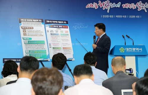 전통시장 화재 특별대책 설명하는 권선택 대전시장