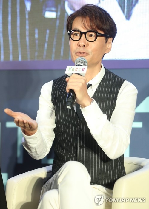 아날로그 세대 윤상 "전자음악 진화 지켜보는 재미있죠" - 2