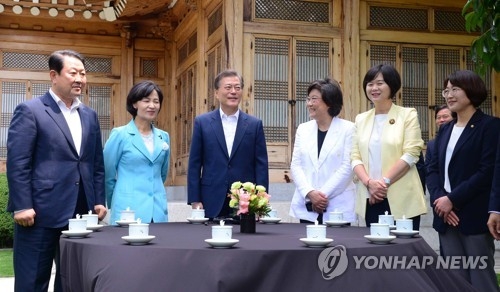 웃음짓는 문 대통령과 여야 4당 대표