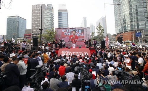 '보이콧 철회' 한국당, 국조·전술핵 앞세워 원내외 병행투쟁 - 2