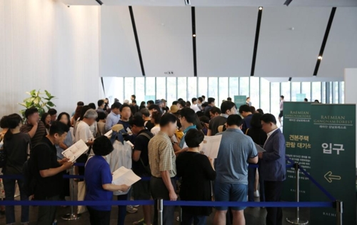 래미안 강남 포레스트 견본주택 내부에 줄 선 방문객들
