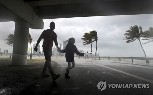 허리케인으로 강풍 부는 마이애미