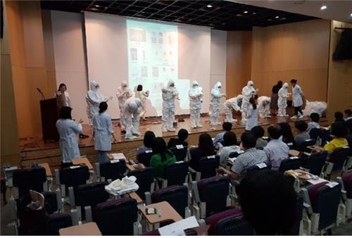 보호복을 입고 벗는 훈련