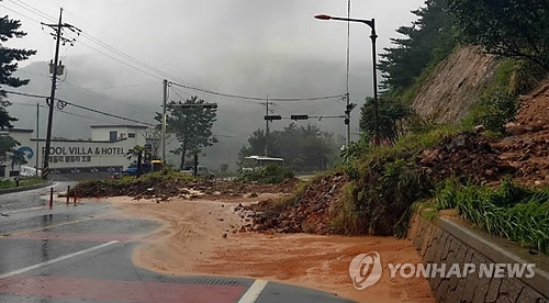 폭우에 국도 토사 유출