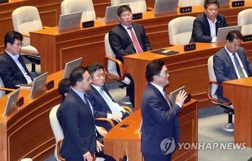 與 "野, 정략 좇는 불나방" 김이수 부결 맹비난…주도권 우려도 - 2