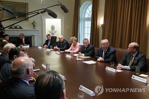 美민주당 의원들 향해 '구애' 나선 트럼프