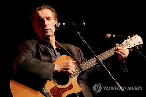 기타를 연주하는 해리 딘 스탠턴