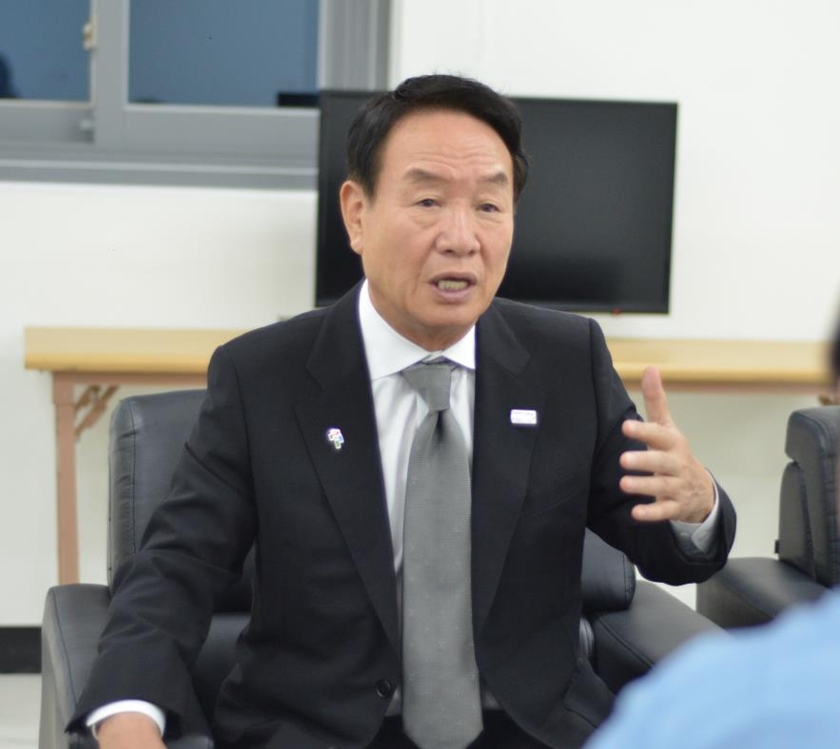 (충주=연합뉴스) 김경윤 기자 = 김성일 국제패럴림픽위원회 신임 집행위원이 15일 충주종합운동장에서 취재진의 질문에 답변하고 있다. 2017.9.15cycle@yna.co.kr