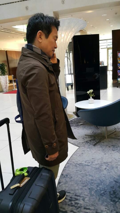 독일 베를린 라디슨블루 호텔에서 통화 중인 남경필 지사