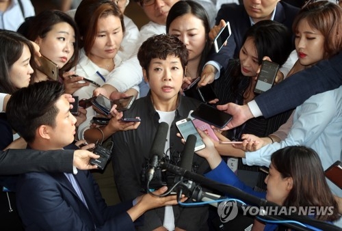 이명박 정부 시절 국가정보원이 작성한 문화예술계 블랙리스트 의혹과 관련해 피해자인 방송인 김미화씨가 19일 오전 서초구 서울중앙지검에 출석, 취재진의 질문에 답하고 있다. 2017.9.19