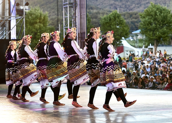 불가리아 무용단이 민속춤을 선보이고 있다. 