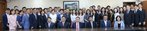 20일 오전 재외동포재단 회의실에서 주철기 이사장과 직원들이 이임식후 기념촬영을 하고 있다.