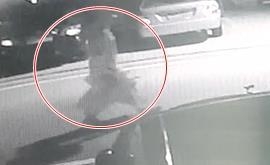 지난달 26일 대전서 A씨가 훔친 배관을 들고 나가는 모습.