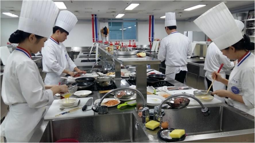 한국관광대학교가 자격증 취득과 전문성을 확보를 위해 호텔조리과에 '국가자격 한식조리기능사 자격증 취득반' 운영에 들어갔다.