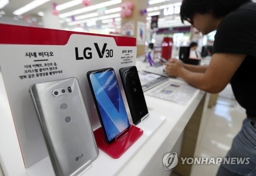 LG V30 살펴보는 시민들