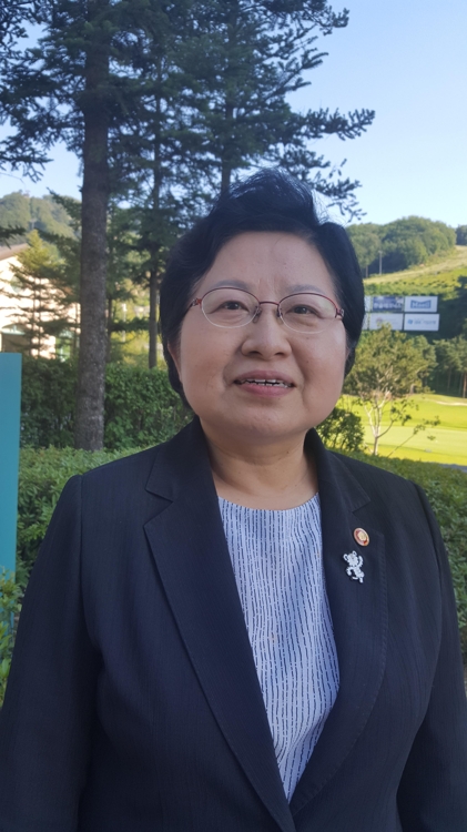 정현백 여성가족부 장관은 21일 원주 한솔오크밸리에서 연합뉴스 기자와 만나 "결혼이주여성의 정착 단계와 다문화 자녀의 생애주기에 맞는 맞춤형 서비스를 확대하겠다"고 밝혔다.