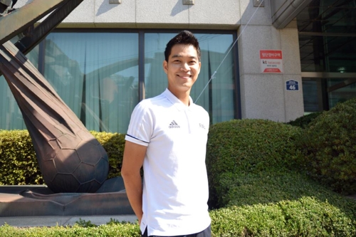 (서울=연합뉴스) 김경윤 기자 = 김종혁 국제심판이 21일 서울 종로구 축구회관에서 포즈를 취하고 있다. 2017.9.21cycle@yna.co.kr