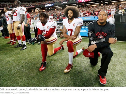 국가연주때 무릎꿇은 채로 있는 NFL 선수들