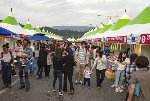 북적거리는 한우랑 사과랑 축제장