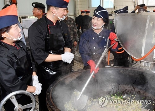 秋, 군부대 찾으며 '안보정당' 부각…"튼튼한 국방에 진력" - 1