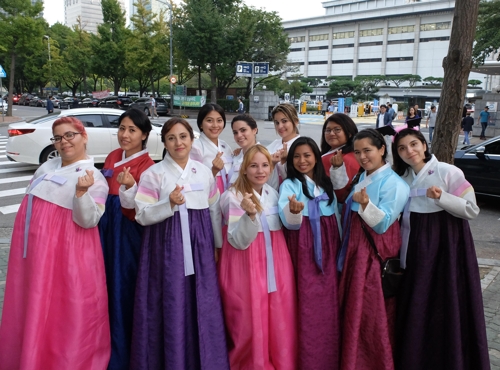 재외동포재단 초청 직업연수에 참여한 멕시코, 쿠바에 거주하는 한인 후손 11명은 25일 한복을 입고 서울체험으로 여의도를 방문했다.
