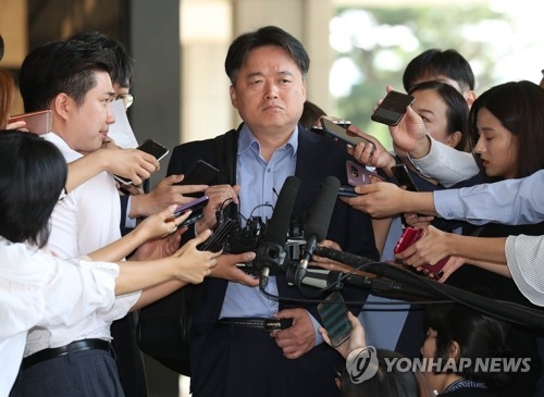 뉴스타파 최승호 PD가 26일 오전 피해자 조사를 받기위해 서울 서초구 중앙지검으로 들어오며 기자들의 질문을 듣고 있다.2017.9.26