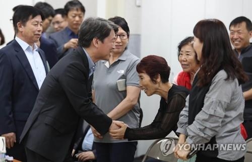 악수하는 안철수