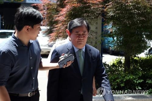 법원 들어서는 최경환 의원