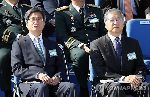국군의날 기념식 참석한 김명수 대법원장(평택=연합뉴스) 배재만 기자 = 김명수 대법원장(왼쪽), 김용덕 중앙선거관리위원장이 28일 오전 경기도 평택 해군 2함대사령부에서 열린 건군 69주년 국군의 날 기념식에 참석하고 있다. 2017.9.28scoop@yna.co.kr(끝)
