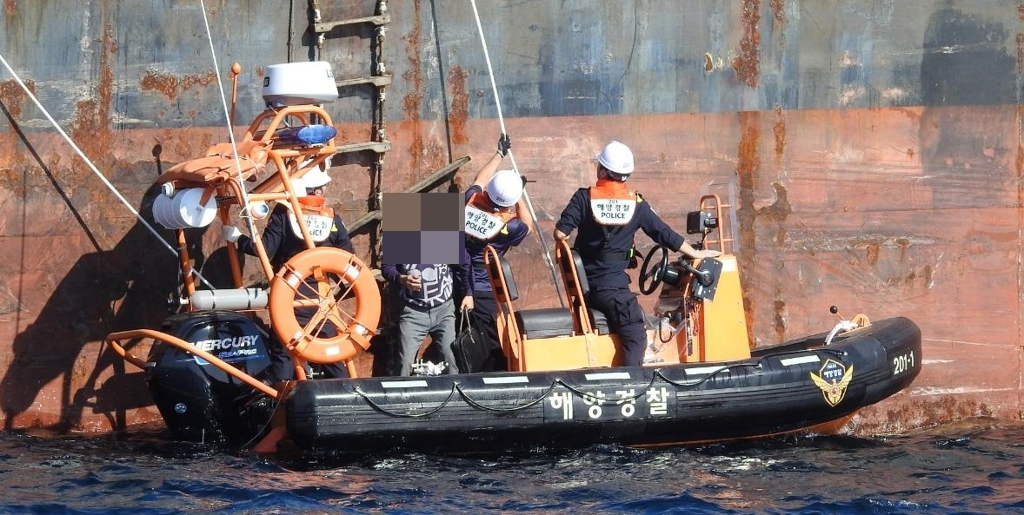 병원 옮겨지는 외국상선 항해사