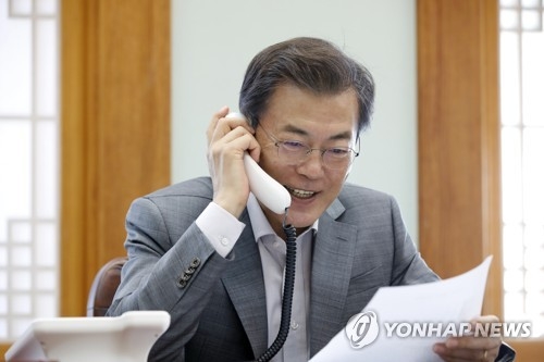 文대통령, 군인·소방관 등 '명절 없는 이들'에게 격려 전화
