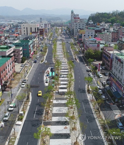 전주역 앞에 조성된 '첫 마중길'