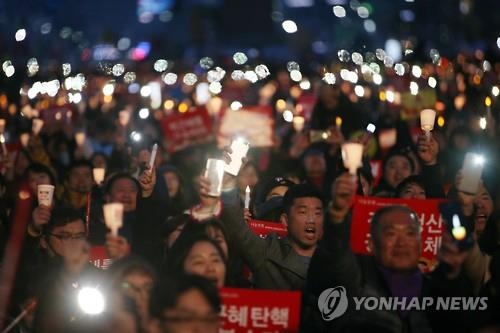 박근혜 전 대통령 파면 다음날인 올해 3월11일 '제20차 촛불집회' 모습. 촛불집회 1주년을 맞아 광화문광장에 얼마나 많은 시민의 목소리가 모일지 주목된다.[연합뉴스 자료사진]