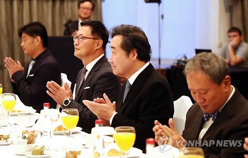한국 기업인들과 만나는 이낙연 총리