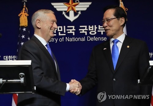 기자회견 마치고 악수하는 한-미 국방장관