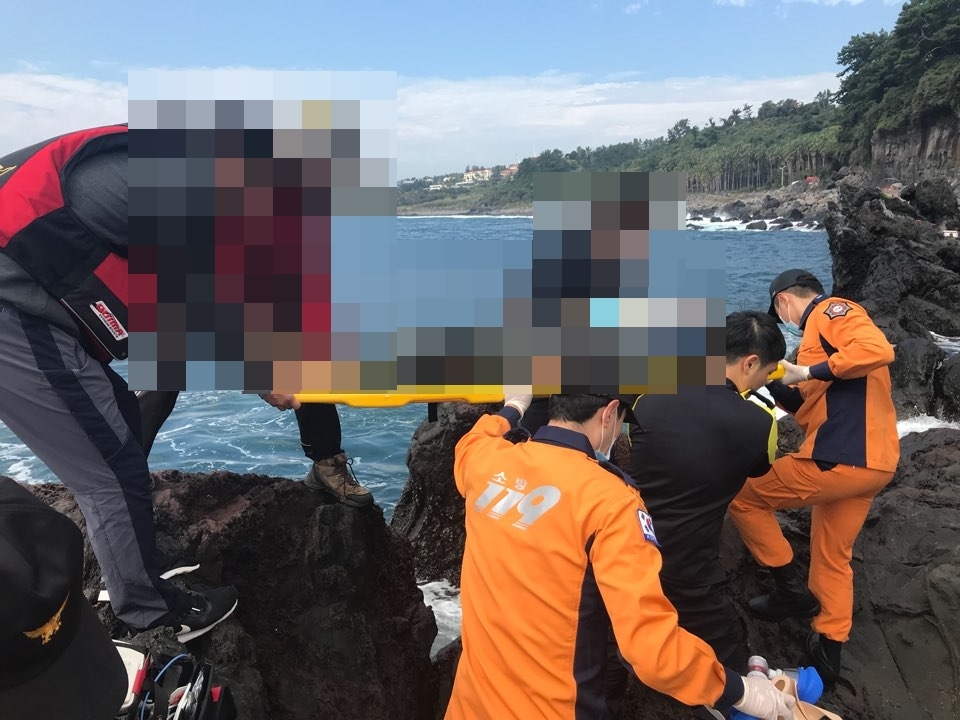 낚시객 이송하는 119구조대와 해경