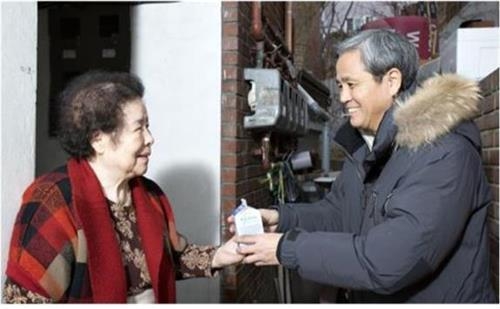 어르신의 안부를 묻는 우유배달