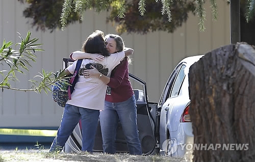 초등학교 총기난사 현장에서 얼싸안고 있는 학부모들 
