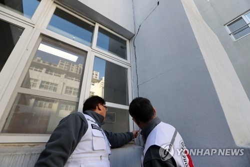포항지역의 한 학교에서 건물 균열 확인하는 적십자사 직원들 [연합뉴스 자료사진]