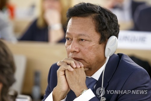 틴 린 미얀마 대표부 대사가 5일 유엔 인권이사회(UNHRC) 특별 세션에서 참가국들의 발언을 듣고 있다 [AP=연합뉴스]