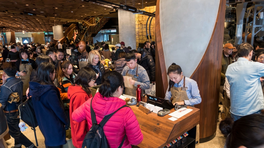 "주문받습니다"(상하이 AFP=연합뉴스) 6일 상하이 스타벅스 리저브 로스터리(Starbucks reserve roastery) 매장에서 고객들이 주문하고 있다.