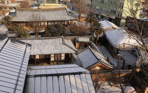 조선후기 고택의 전형적인 모습을 보여주는 남파고택에 흰눈이 내렸다(성연재 기자)