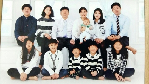 충북 청주 10남매 다둥이 가족 김용미·윤태식 부부(사진 가운데 두사람)