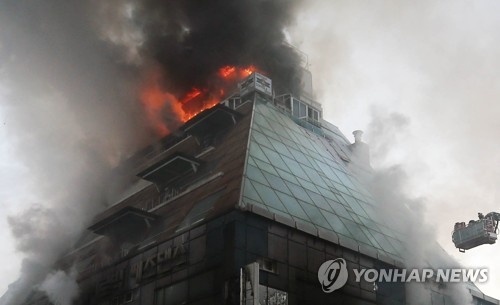 제천 스포츠센터 화마, 불에 약한 외장재 타고 급속 확산(종합) - 1